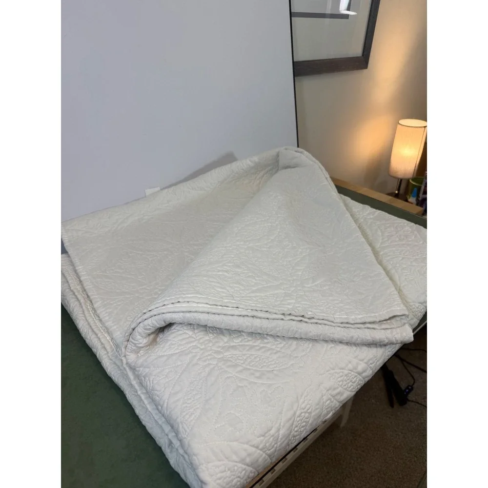 Vintage Queen Classics by Eileen West Cream Matelasse Quilt Coverlet Bedspread
